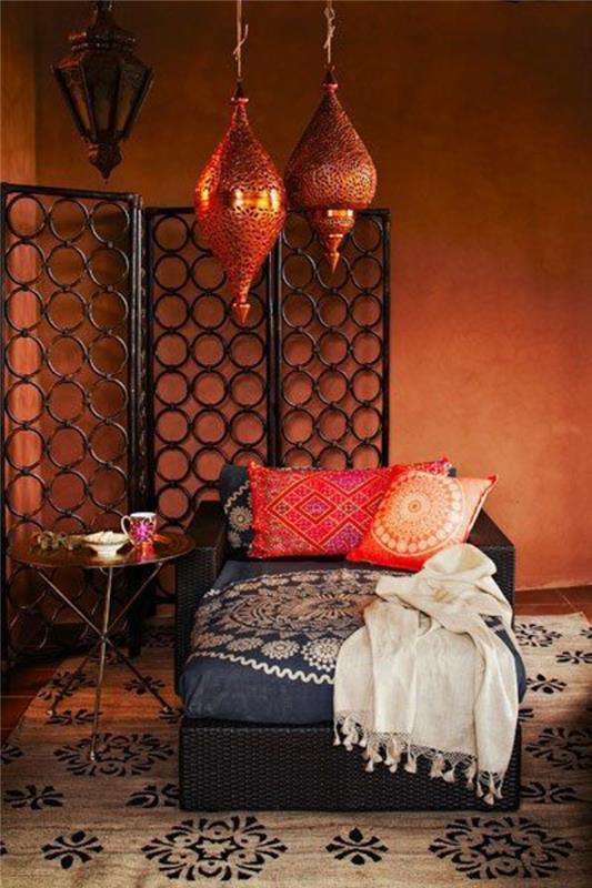 قماش-ل-مغربي-غرفة المعيشة-أريكة-مغربية-مع-وسائد-ملونة-مغربية-في-غرفة المعيشة