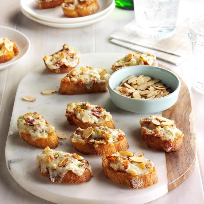 rýchly a ľahký recept na predjedlo, malý grilovaný toast so slaninou, majonézou a mandľami, chrumkavý aperitív