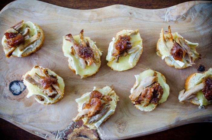 ľahký a originálny recept na predjedlo, aperitív sendviče so syrom brie, morčacím mäsom a datlovým čatní