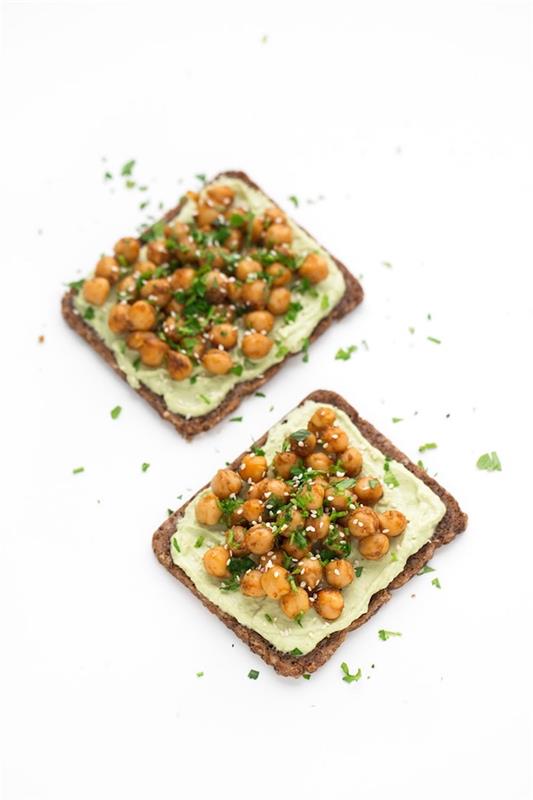 jednoduchý toast s avokádovým krémom z avokáda, cíceru s čerstvými bylinkami a sezamovými semienkami