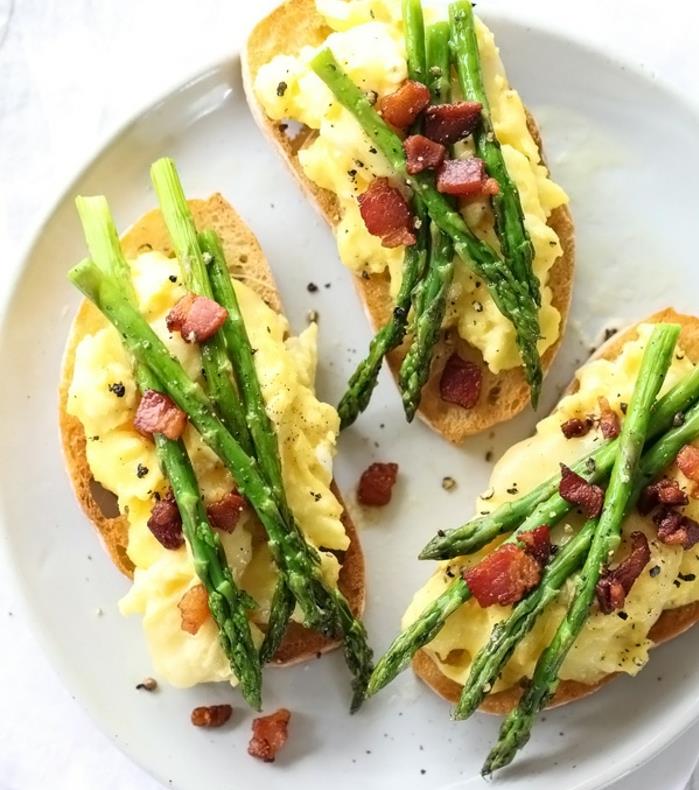 påskmåltid, en påskstarteridé toast med äggröra, sparris och bacon, lätt receptidé, brunch