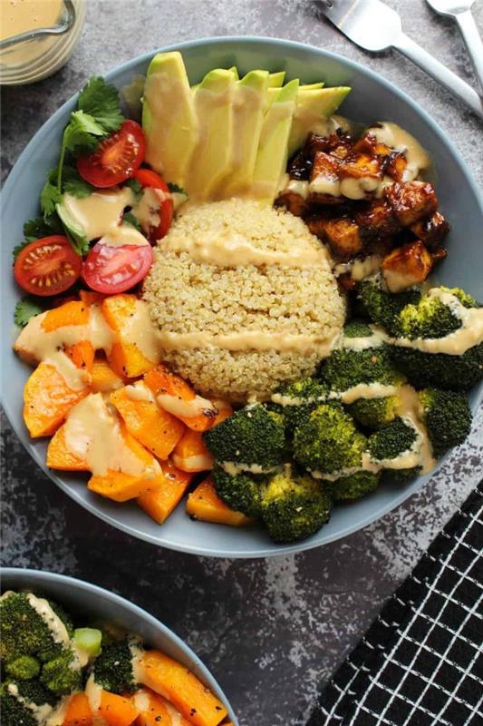 Recept na marinované tofu buddha misku s brokolicou, avokádovou omáčkou z quinoa a pečenými sladkými zemiakmi