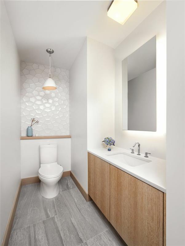 klasické drevené a biele dekoratívne toalety, takže v imitácii dreva karafa, umývadlo pod pult, závesná lampa