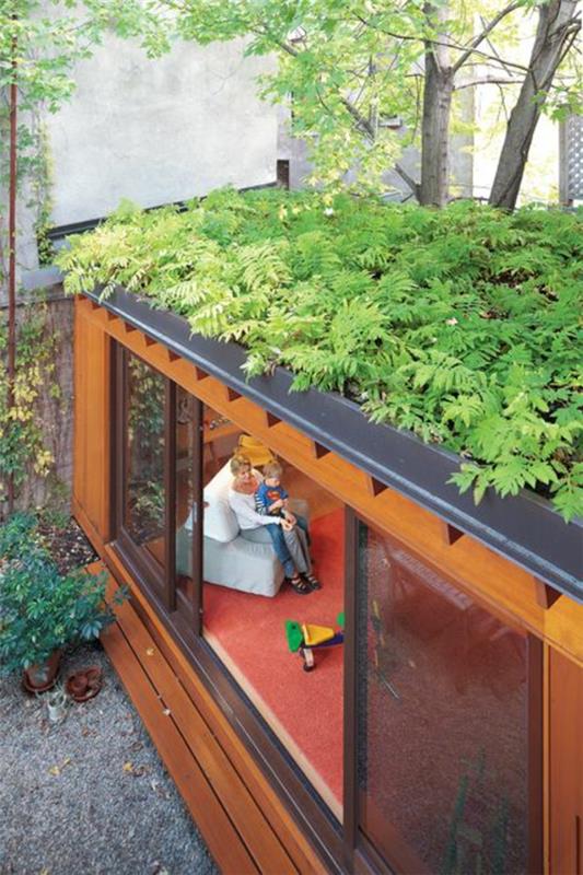 سقف أخضر لمنزل في حديقة