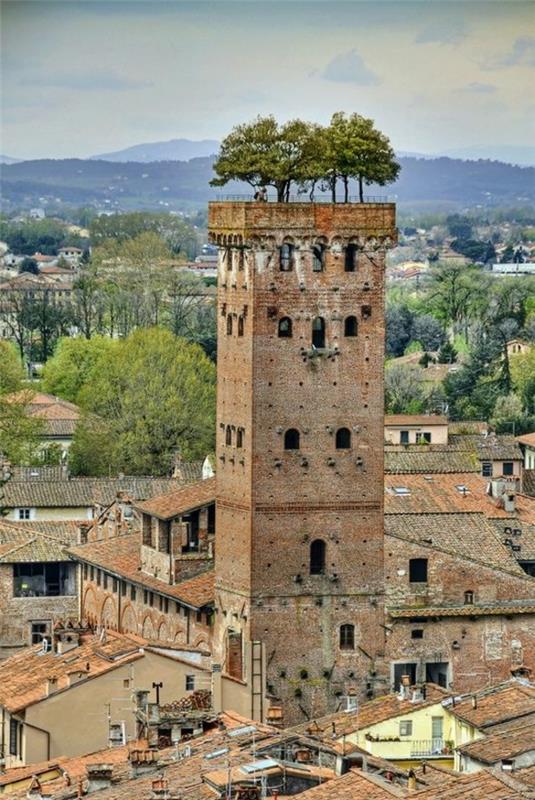 grönt tak-ett-torn-i-Italien