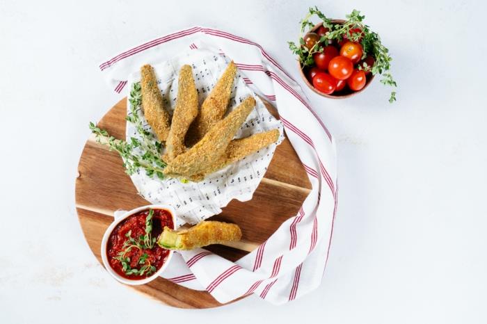 avokado pommes fritesrecept, inuti träskål, tomatsås och körsbärstomater i små skålar