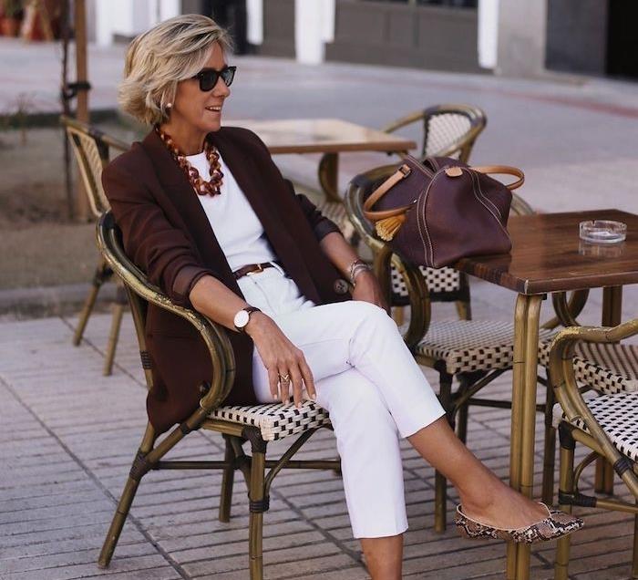 vit skjorta topp t -shirt och brun jacka idealisk garderob idé för 60 -årig kvinna snygg i vardagskläder