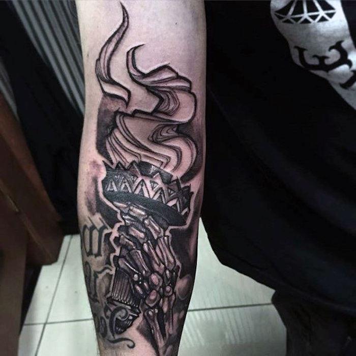 idé om att rita flammande fackla på huden som hålls i handen på ett skelett, en gotisk tatueringsmänniska