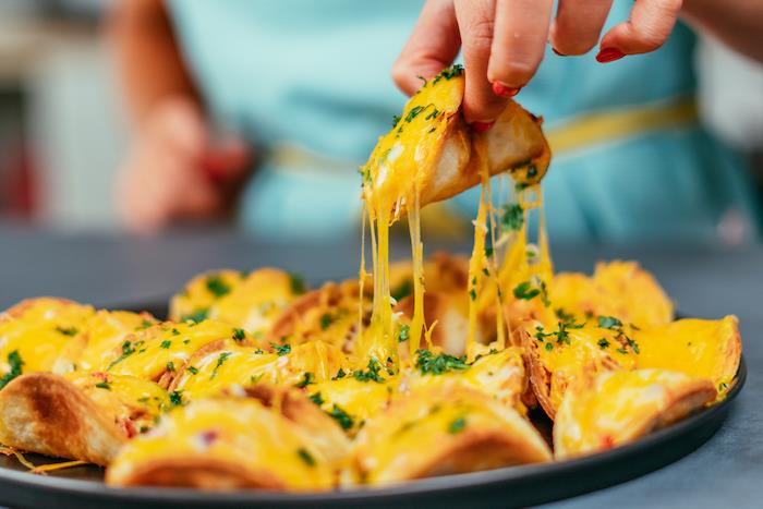 Ricota tacos, tacos con formaggio sciolto, cibo cosparso con prezzemolo tritato