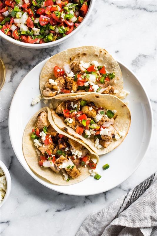 Zelené tacos, tortilly con insalata, formaggio feta sbriciolato