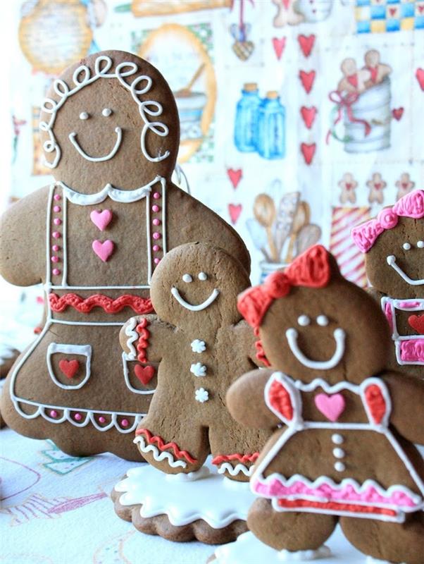 en familj av pepparkaksmän med genomarbetad kunglig glasyrdekoration och andra söta dekorationer