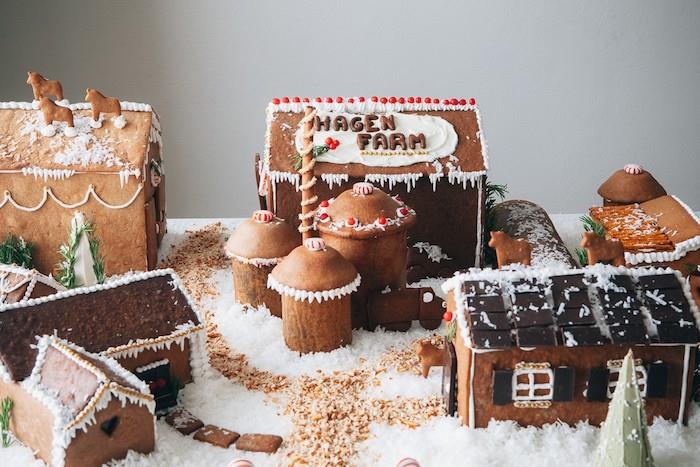 en pepparkaksgård med flera pepparkakshus, original gourmet juldekoration