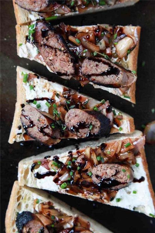 originálny recept na talianske crostini, šľahaný kozí syr, taliansku klobásu a balzamikový ocot