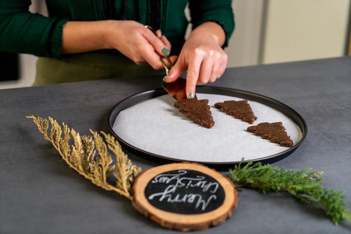 lägg de trädformade kakorna i en bakplåt innan du lägger in i ugnen, lätt pepparkakor hemlagad kaka