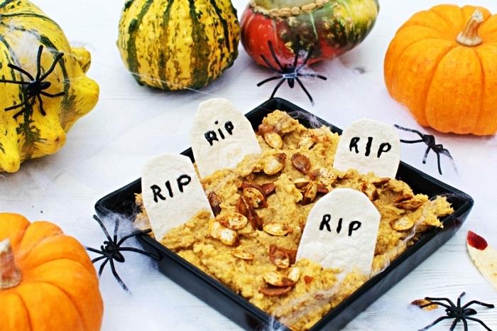 Halloweensky cintorín v dipe z tekvicových semienok s náhrobnými tortillovými lupienkami, strašidelný halloweensky recept na tematický bufet