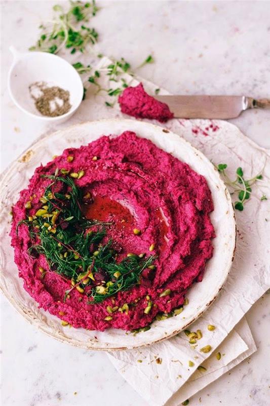 originálny recept na zdravý hummusový dip s cviklou a cícerom, aby sa vaše valentínske jedlo začalo správne