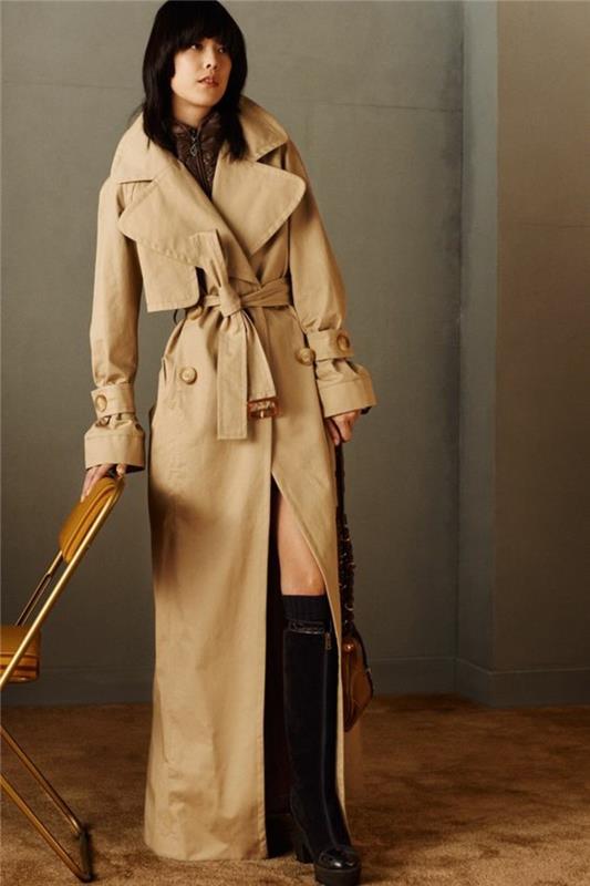 trench-woman-parade-Chloé-long-to-wear-with-a-mini-kjol