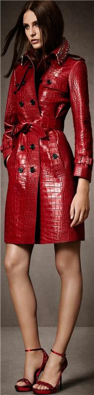 kvinna-trench-coat-i-rött-med-krokodil-mönster-Burberry