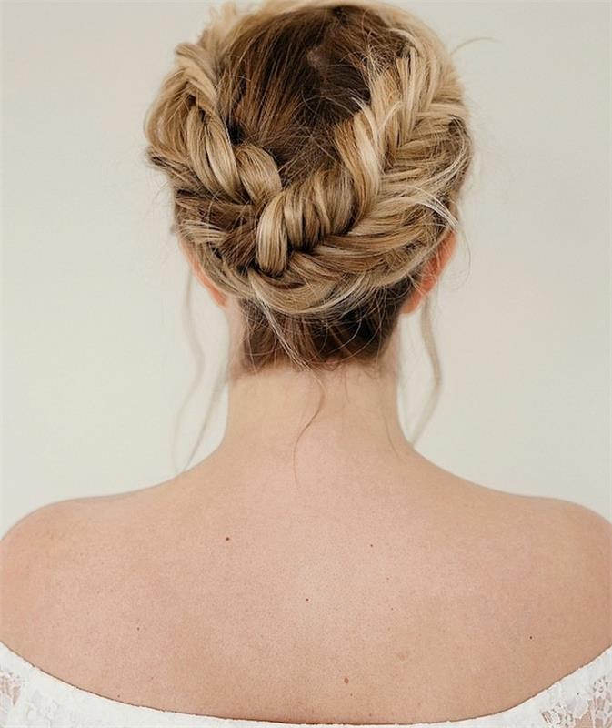 flätad bulle bröllop bohemisk chic stil med två flätor bundna bakom huvudet