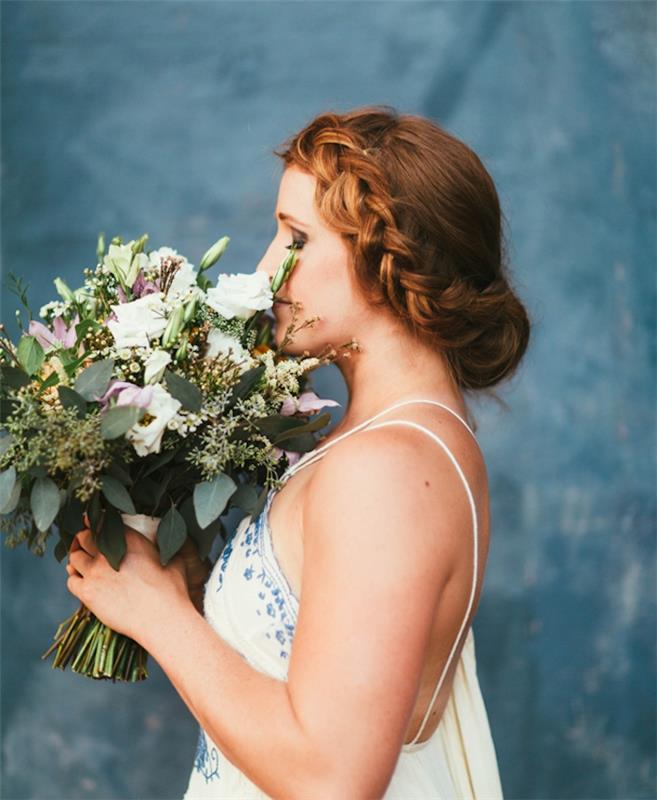 fläta bulle frisyr med sidfläta på långt rött hår, vit bröllopsklänning med blå mönster