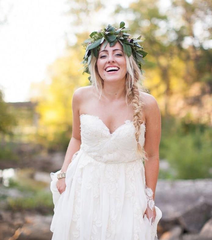 blomkrona på en bohemisk elegant bröllopsfrisyr, på sidan med gratis blonda höjdpunkter, gudinnas bröllopsklänning