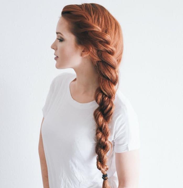 sidovridningsfläta, omfattande långt rött hår, DIY prinsessfrisyr, vit hudkvinna, hur man gör en fläta