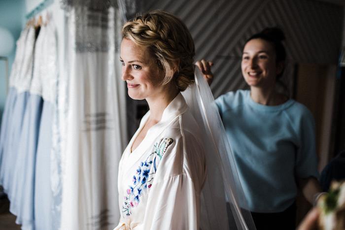 fläta i krona runt huvudet, klassisk brudfrisyr, vit slöja, naturlig brudmakeup