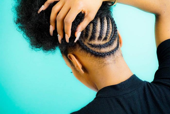 strih s copom africká žena na chrbte kučeravé vlasy