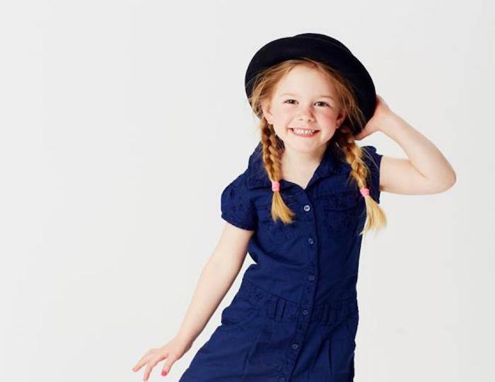 Dva vrkoče po stranách, krátke modré šaty, ľahko upraviteľný účes pre dievčatko, rýchly a ľahký účes