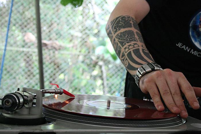 tribal tatuering, små tatueringar för killar, dj vinyl, silver klocka