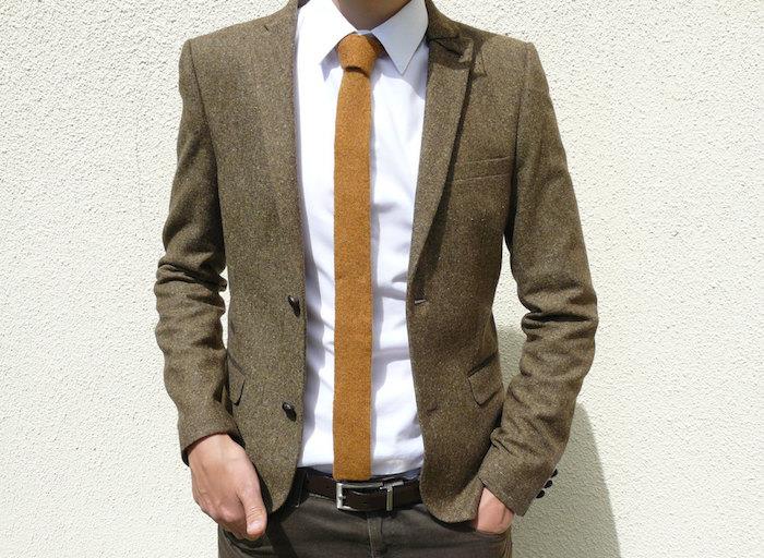 smal ullstickad slips med beige tåhätta med brun jacka och vit skjorta