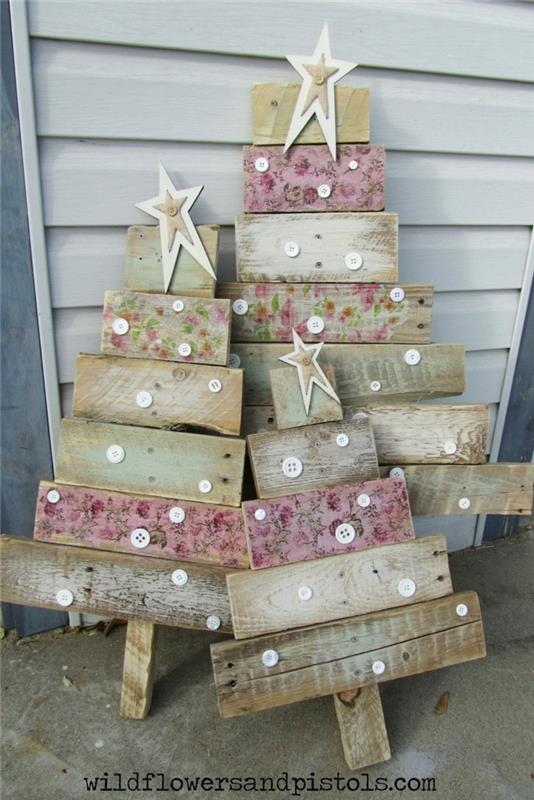 Vianočné stromčeky v ozdobených paletových doskách, vianočný dekor v ošarpanom štýle, lepené biele gombíky