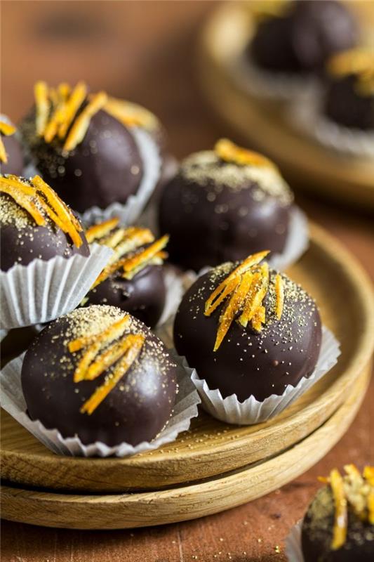 vegánske čokoládové hľuzovky obalené v čokoláde s ozdobou z pomarančovej kôry a jedlým zlatým práškom