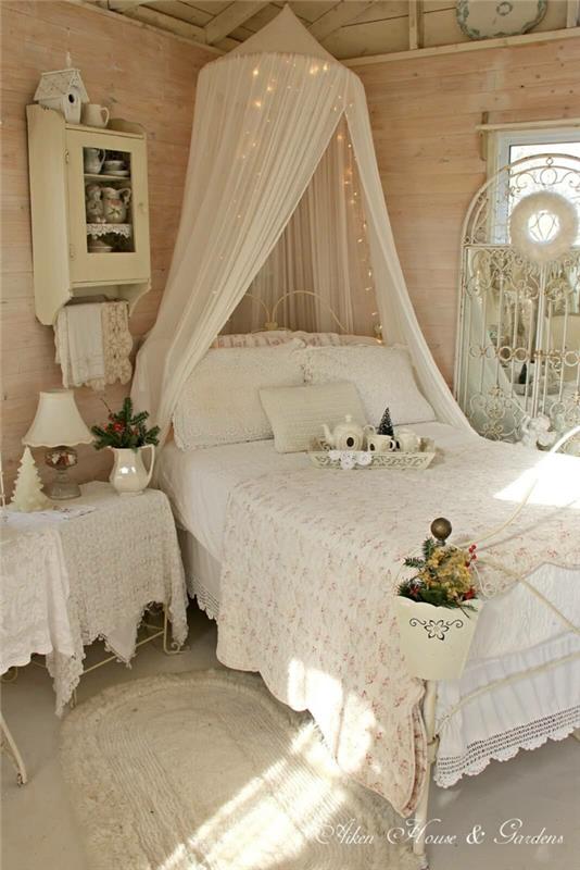 magnifik dekoration, vit slöja sänggavel, tända lampor, beslag av gamla föremål