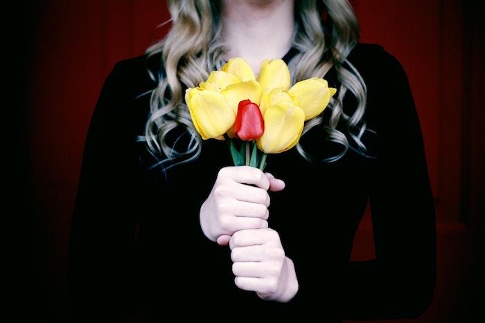 Žena s kvetmi, žltými tulipánmi, kučeravá blondínka, krásne obrázky ku dňu matiek, pošlite správu mame,