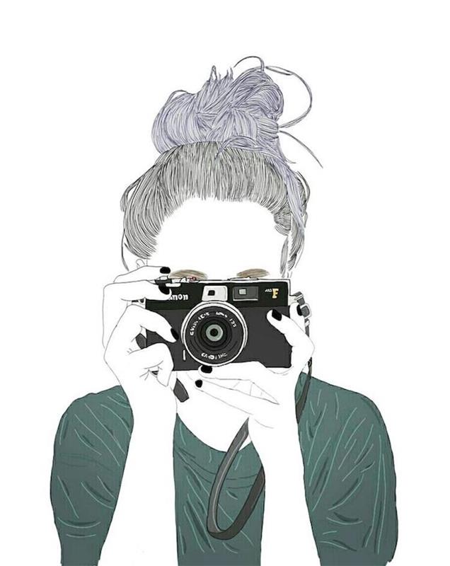 فتاة مصورة تلتقط صورة بكاميراها ، شعر مربوط في كعكة ضبابية وقميص أخضر ، رسم امرأة إبداعية