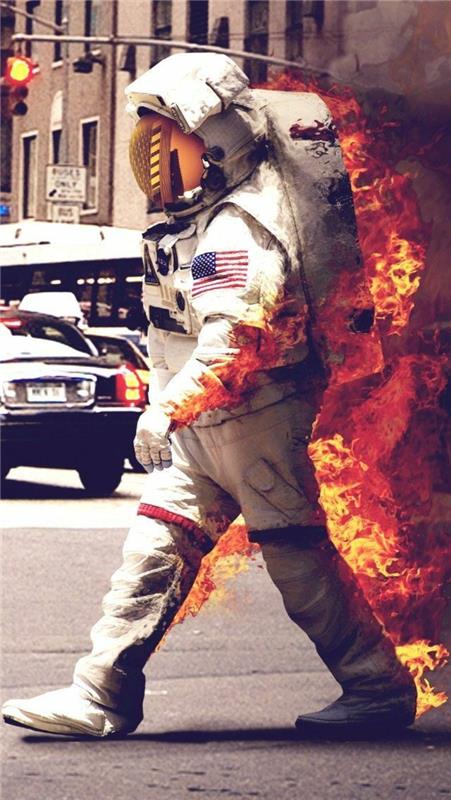 Uomo con costume di astronauta, costume da astronauta in fuoco, città con semaforo
