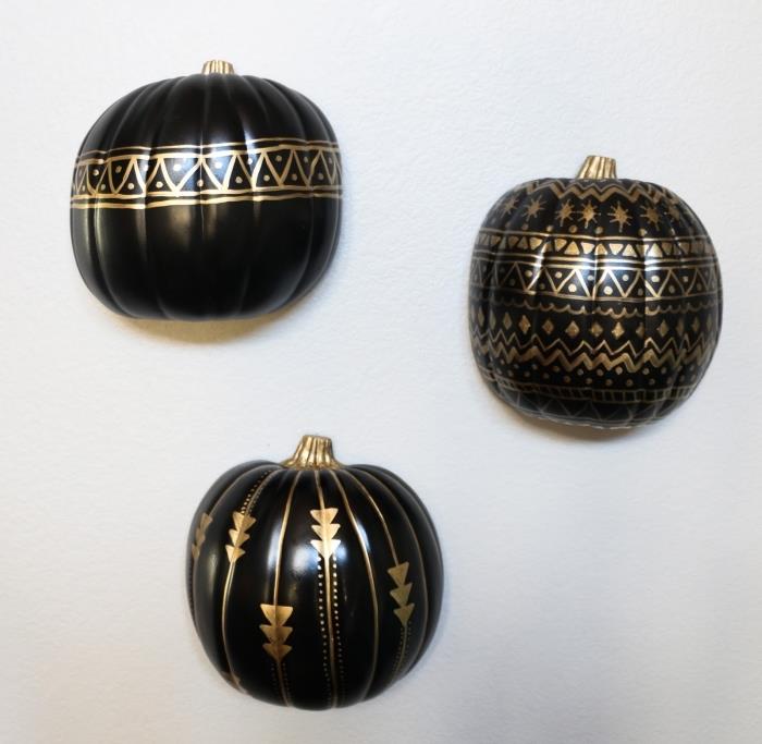 pumpa halloween, enkel manuell aktivitet för halloween med svartmålad frigolitpumpa med gyllene mönster