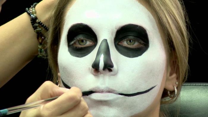 strašidelný halloweensky make -up, čierne škvrny na dutinách líc, tmavé kruhy okolo očí