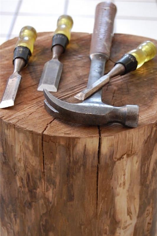 كيفية إزالة اللحاء من جذوع الأشجار للأثاث المصنوع يدويًا باستخدام الأزاميل الخشبية