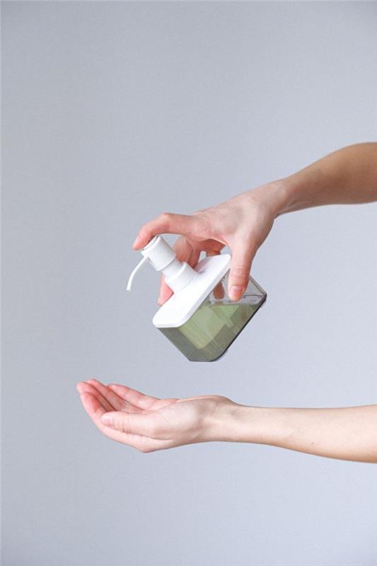 Donna che si versa del sapone sul palmo della mano ، البرنامج التعليمي disinfettante mani