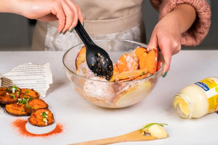 Zemiakové lupienky al forno, ciotola con patate dolci, barattolo di maionese