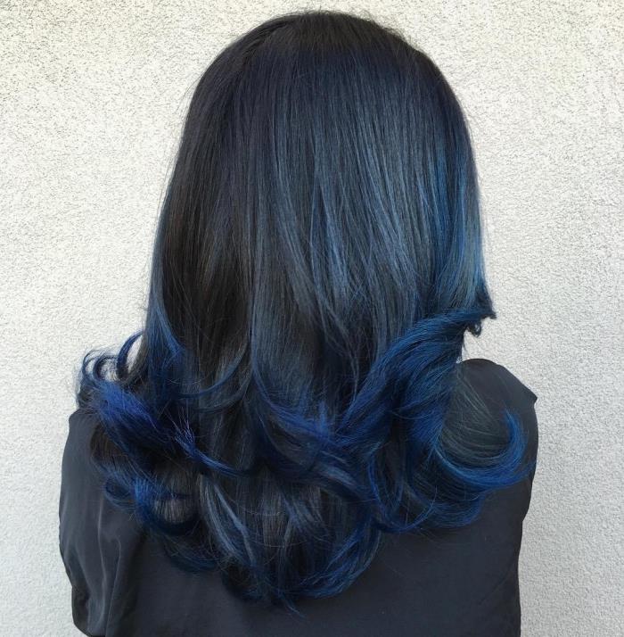 farbenie viazaním a farbením na čiernych vlasoch, technika kontúrovania vlasov s modrými končekmi a čiernou bázou