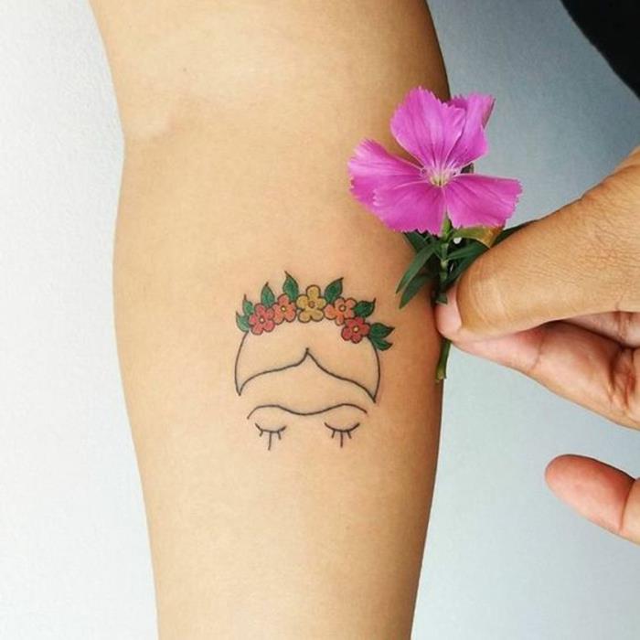 Štylizovaná silueta Frida Kahlo tetovanie Frida pásavec kvetina na hlave Frida Kahlo