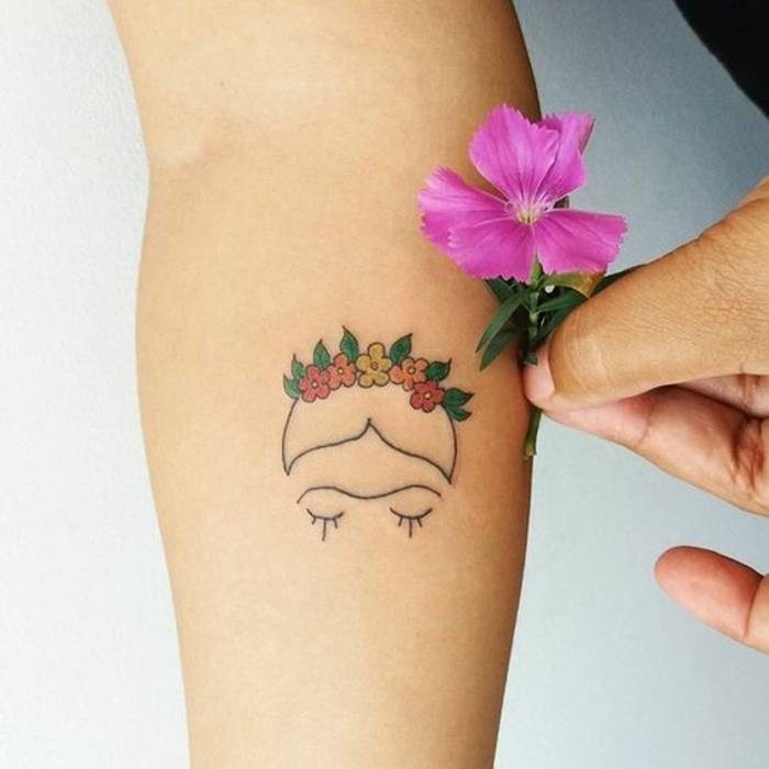 Štylizovaná silueta Frida Kahlo tetovanie Frida pásavec kvetina na hlave Frida Kahlo