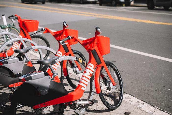 دراجة uber باللونين الأحمر والأسود على الرصيف ، دراجة ذاتية الخدمة ذاتية الخدمة طورتها أوبر مع التطورات في مجال الروبوتات