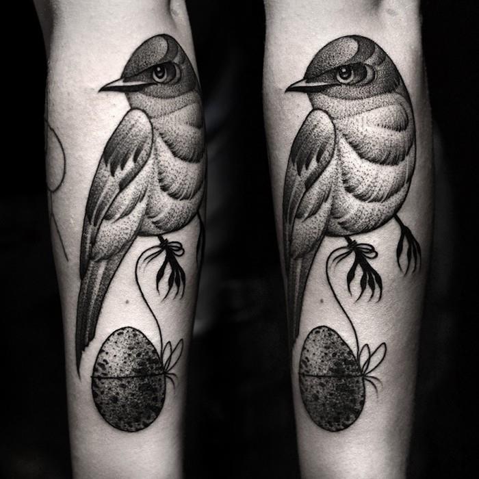 Uccello con uovo legato con filo, tattoo con sfumature e puntini