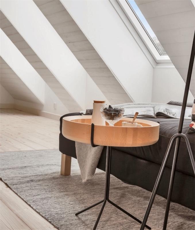 Nápad na škandinávsky nábytok, konferenčný stolík z kovu a dreva, antracitovo sivá sedačka, sivý koberec a svetlé parkety, biele steny