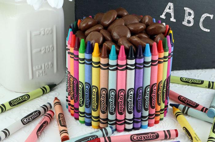 miska farebných ceruziek naplnená cukrovými mandľami, ľahko vyrobiteľný majstrovský darček na konci roka