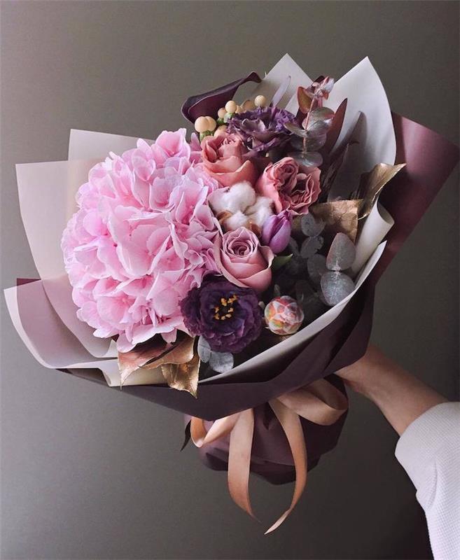 en vacker bukett med lila rosor 25 års jubileumsgåva till kvinna